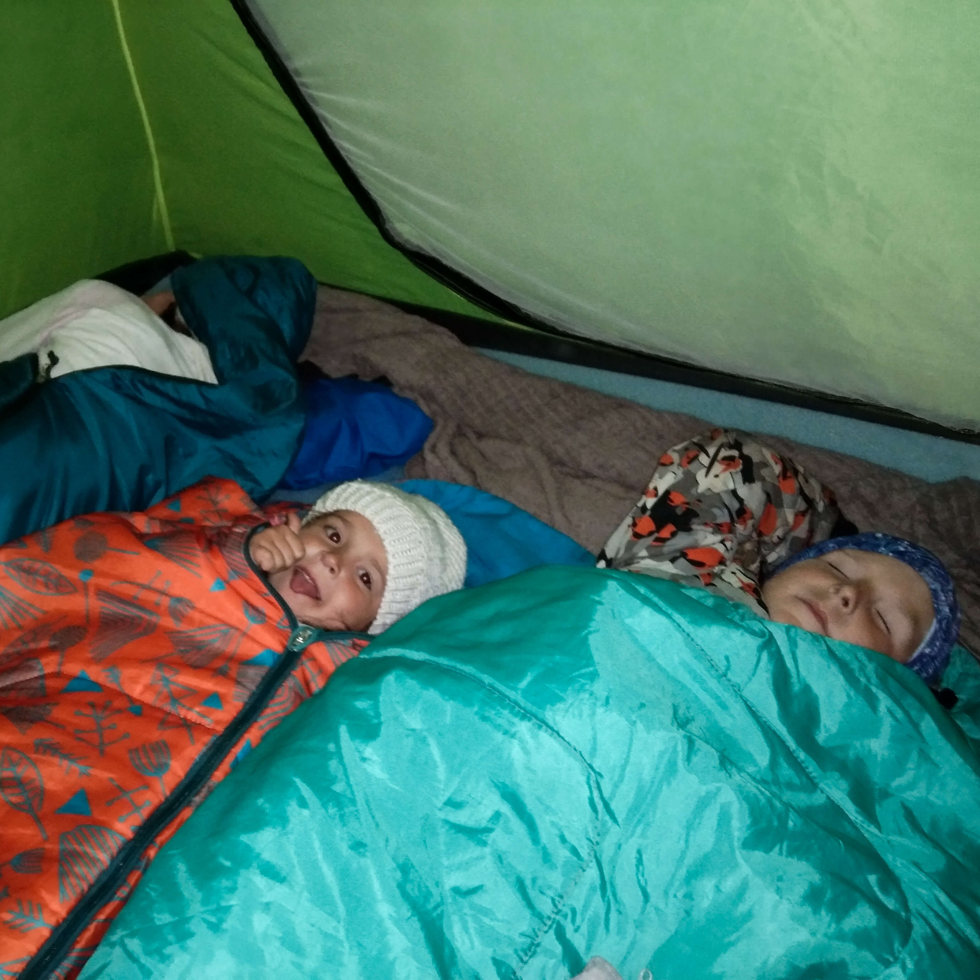 дети в палатке фото